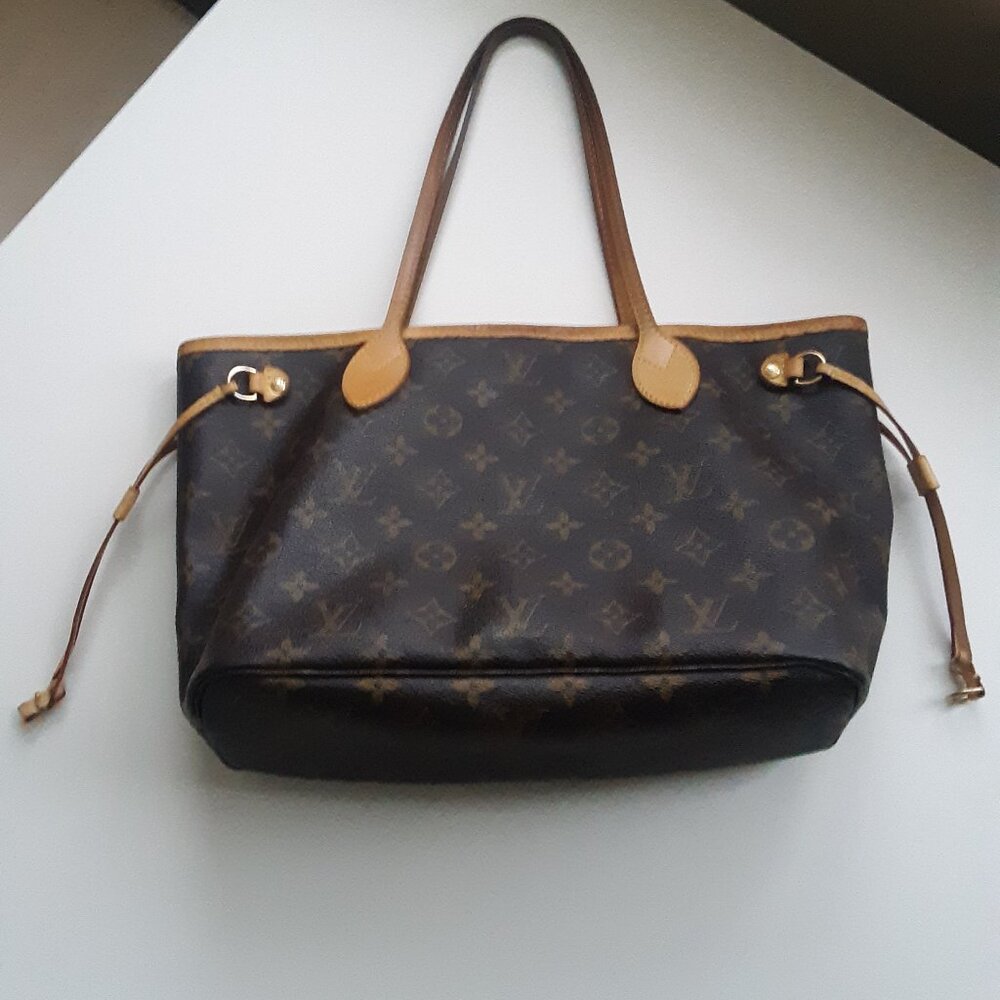 AUTHENTIC LOUIS VUITTON MEDIUM SIZED SHOULDER BAG - Picture 7 of 10